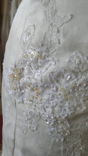 Wedding Clothes: Bela venčanica koja prati liniju tela, sa čipkanom aplikacijom preko — 7