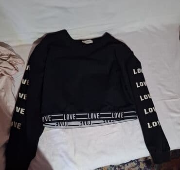 Crna ženska crop dukserica sa natpisom “LOVE”. - Boja: crna - Kroj