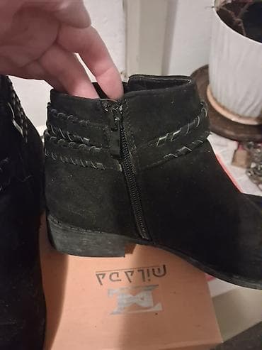 tommy hilfiger obuca zenska: Kao nove crne ženske gležnjače od brušene kože (semiš) sa niskom — 5