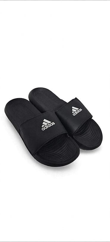leon drvene klompe: Adidas crne papuče – model sa jednim širokim kaišem preko risa. - — 1