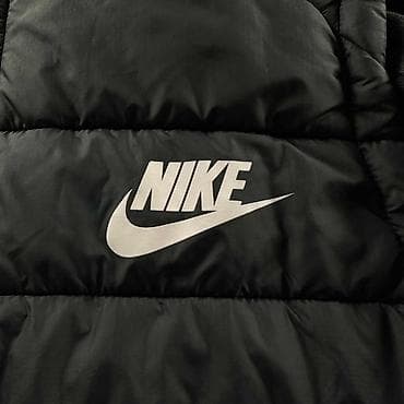 zara men jackets: Nike muška jakna s kapuljačom – crna - Model: lagano postavljena — 2