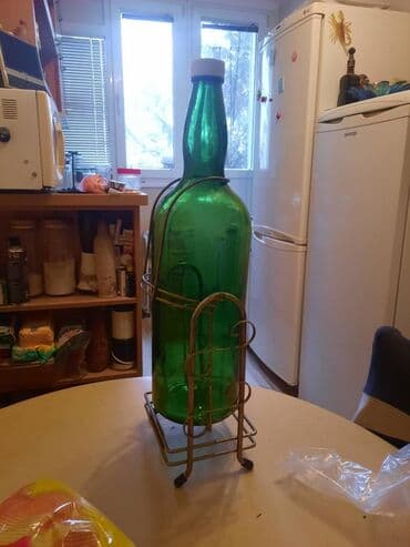 komode sa policama: Velika flasa sa postoljem.
Oko 4,5 l — 4