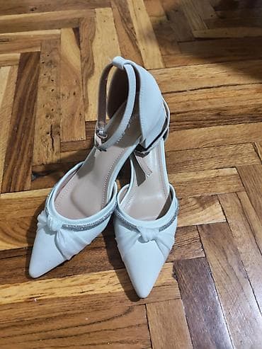 duze teksas jakne: Elegantne bele cipele sa niskom blok potpeticom i kaišem oko članka — 6