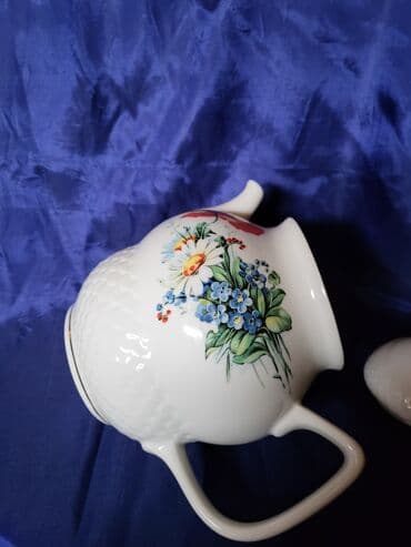 bokal sa poklopcem: Bokal Zajecar porcelan 70te. Bokal je nov. na poklopcu nedostaje — 10