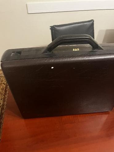 startne puske: Jedna akt tasna 1500, obe za 2500din. Samsonite poslovni — 3