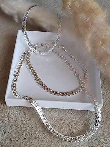 sat za prepisivanje: Set nakita – žig 925 Elegantni komplet od srebra 925 sastoji se od: - — 4