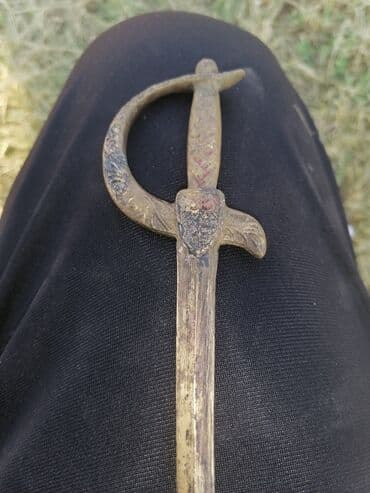 the l word generation q sa prevodom: Ukrasni mač sa detaljnim reljefnim radom na dršci i zaštiti za ruku — 2
