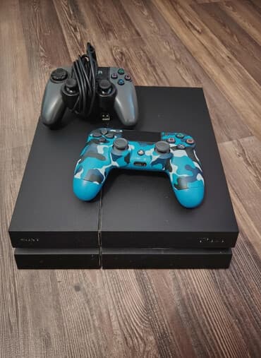 PlayStation 4 konzola (originalni “fat” model) sa dva kontrolera. -