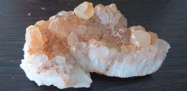 Kristali i minerali: Prirodni mineralni uzorak sa grubom, nepravilnom formom. Odlikuje se — 24