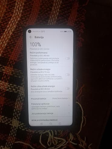 Telefon Honor plave boje nema ostećenja baterija 100% uz nju dobija se