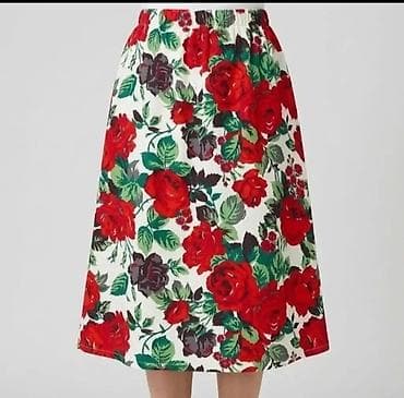Suknja sa cvetnim dezenom – crvene ruže - Kroj: A-linija, dužina do na lalafo.rs Suknja sa cvetnim dezenom – crvene ruže - Kroj: A-linija, dužina do