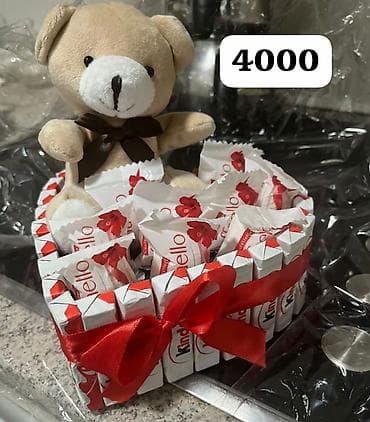 Poklon aranžman – srcolika korpica od Kinder čokoladica sa plišanim na lalafo.rs Poklon aranžman – srcolika korpica od Kinder čokoladica sa plišanim