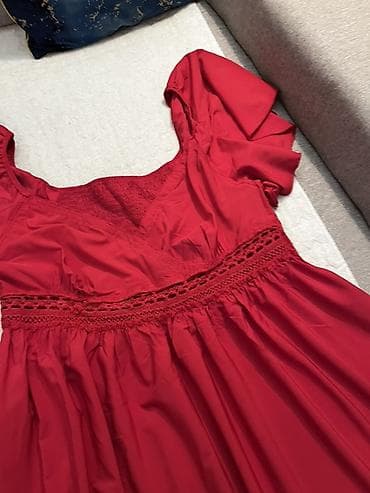 Haljine: Crvena haljina sa romantičnim detaljima - Boja: žarko crvena - Kroj — 2