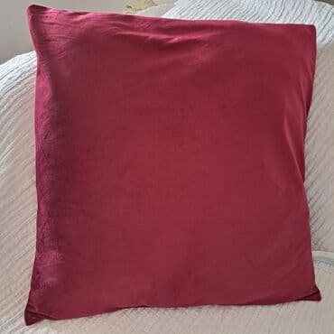 new tekstil: Dekorativni, tanji jastuk, bordo boje nekoriscen. Dimenzije 58*58cm — 1