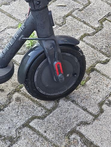 polovni bicikli za decu: Prodajem Xiaomi električni trotinet 4, prve generacije. Trotinet je — 4