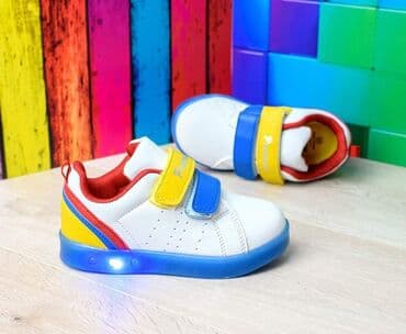 Lagane svetleće patike od eko kože, lake za održavanje. Čičak se