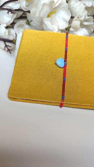 Narukvica od sitnih perli sa priveskom srce - Ručno rađena narukvica na lalafo.rs Narukvica od sitnih perli sa priveskom srce - Ručno rađena narukvica