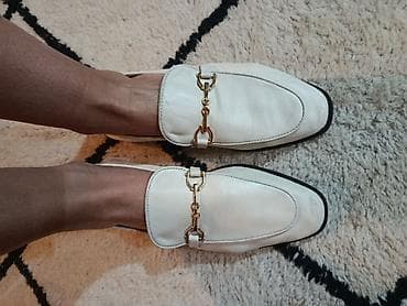 zara kozna suknja: Zenske mokasine – kožna obuća u beloj boji sa zlatnom kopčom - Model — 1