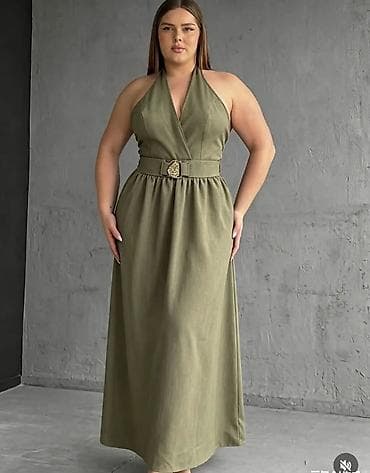 Haljina maxi dužine sa halter izrezom i preklopljenim dekolteom. Model