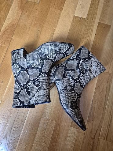 djonovi za patike: Ženske kratke čizme sa printom zmijske kože – M&S - Model — 4