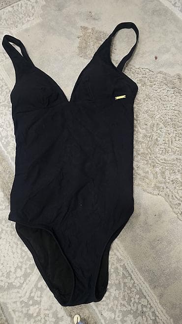 Jednodelni ženski kupaći kostim – crni Calvin Klein original kao nov - na lalafo.rs Jednodelni ženski kupaći kostim – crni Calvin Klein original kao nov -