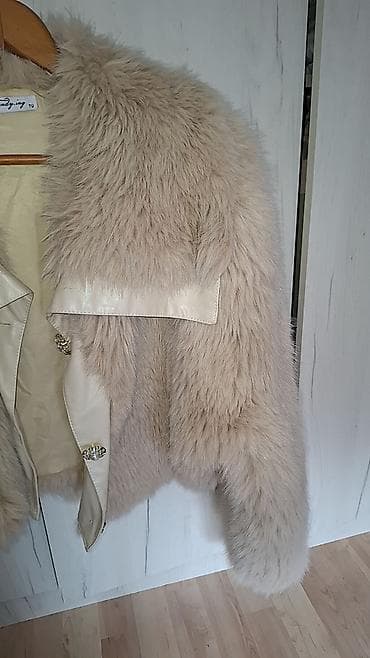pantalone 38: Bež bunda od veštačkog krzna sa ukrasnim dugmadima - Kratak, boxy — 2
