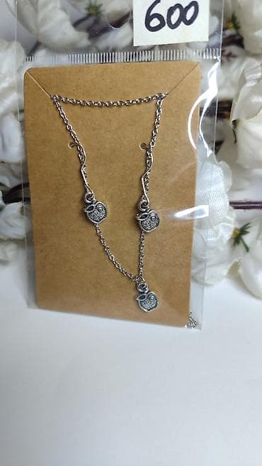 kofer za kvad: Srebrnasti lančić sa privescima jabuke - Delikatan lanac u boji — 1