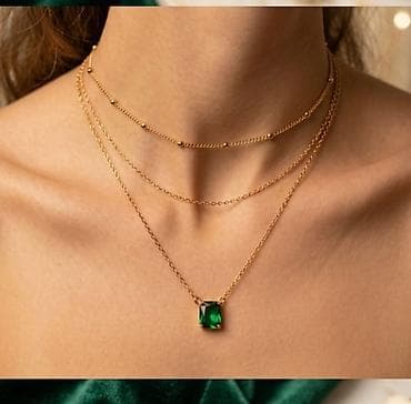Zlatna višeslojna ogrlica sa privjeskom od zelenog kristala -
