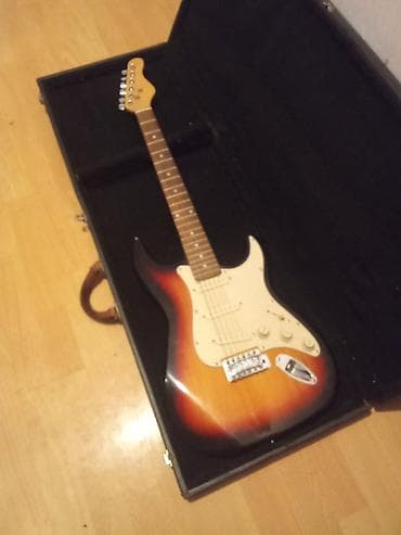 Električna gitara tipa Stratocaster u sunburst finišu, sa belim