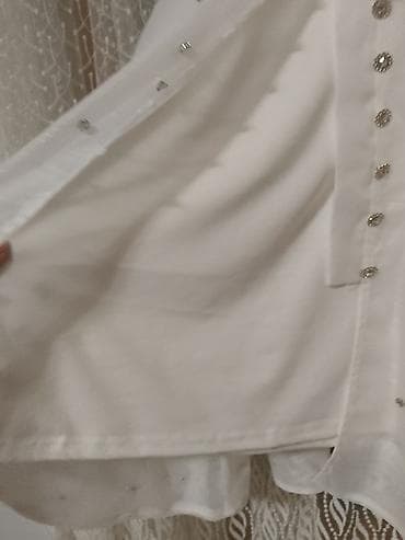 Venčanice i aksesoari: Elegantna bela haljina košulja-kroja sa sjajnim detaljima. - — 4