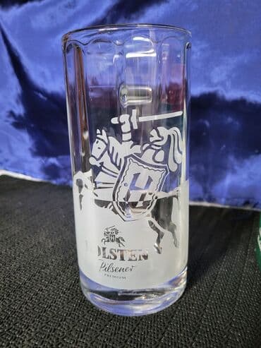 jelen pivo krigla: Nova krigla,vintaz Holsten Pilsner. Krigla nova,sve na njoj odsjaj od — 7