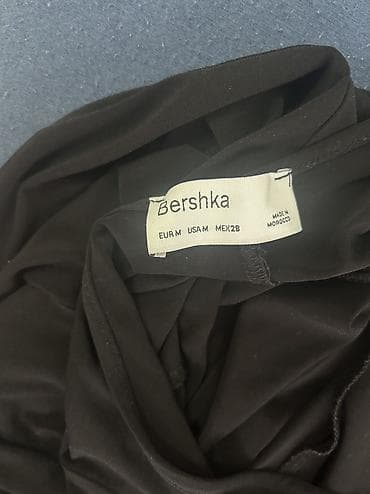nadogradnja na klipse: Crna midi slip haljina sa tankim bretelama i ukrštenim leđima. - — 4