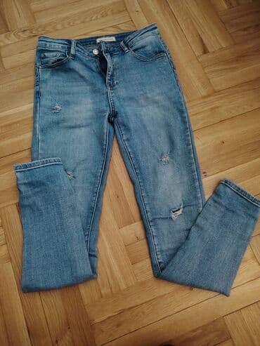 pocepane pantalone: Svetle farmerke sa blago iscepanim detaljima na prednjoj strani. Model — 1