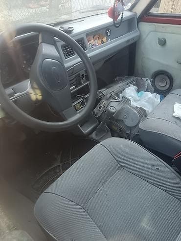 fratellis auto: Zastava Yugo, crvena boja, trovratni hečbek. Karakteristike i — 7