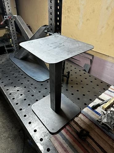 barski sto forma ideale: Metalni bistro sto – kvadratna ploča - Materijal: čelik (gornja — 3
