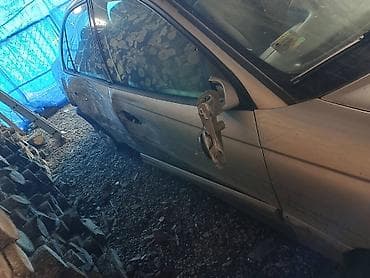 Auto delovi, gume i tjuning: Opel Omega B – limuzina, srebrna, zadnja desna strana oštećena Opis — 5