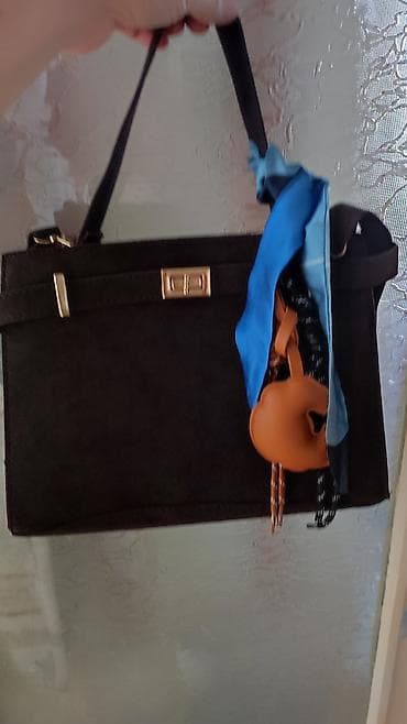 torbe guess prodaja: Elegantna ženska torba – braon, strukturiranog pravougaonog oblika. - — 1