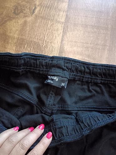 lil hybrid boje: Crne muske pantalone – Sinsay, veličina 36 - Model: jogger/kargo stil — 3