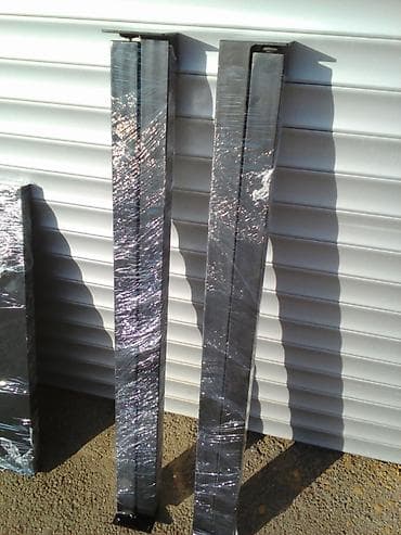 Barski sto IKEA MASIVAN barski sto u crnoj boji, dimenzije 80x80 cm