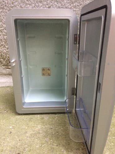 auto kamp prikolice: Frescolina 1 mini frizider 12/220 v Odlican mini frizider — 6