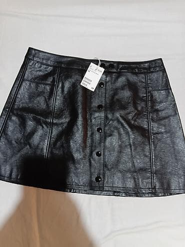 moderni rancevi: H&M mini suknja od eko kože, crna l moze xl - Model — 1