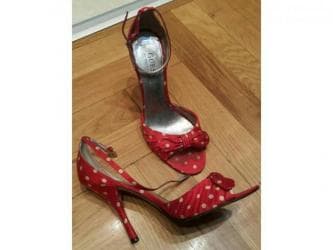 Ženska obuća: Guess by marciano sandale. Crvene sa tufnama. Broj 37,5. Original na lalafo.rs Ženska obuća: Guess by marciano sandale. Crvene sa tufnama. Broj 37,5. Original