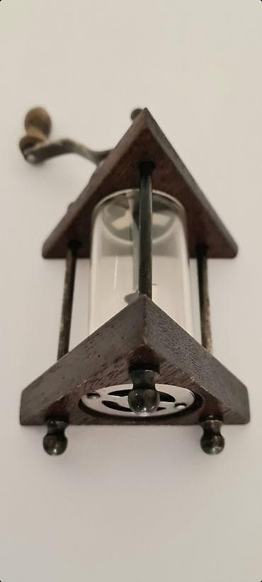 kuhinjski element sa sudoperom: - Prodajem stari iz srednjeg veka, francuski ručni mlin za biber. - — 6