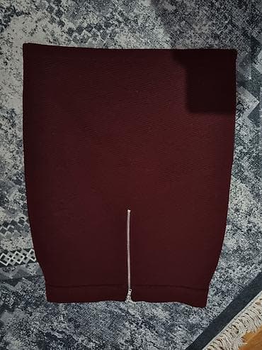 Lične stvari: Bordo uska suknja (pencil kroj) - Boja: duboka bordo - Kroj — 2