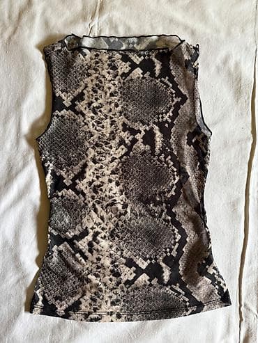 MISSGUIDED bluza, zmijski print, tanka letnja, XS velićine. Na poklon na lalafo.rs MISSGUIDED bluza, zmijski print, tanka letnja, XS velićine. Na poklon