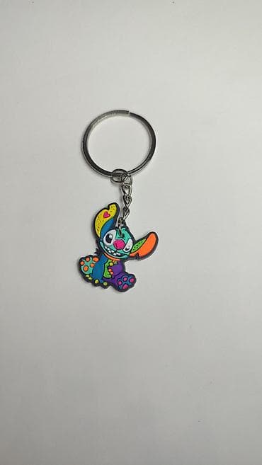 torbe nis: Šareni privezak za ključeve sa animiranim likom - Materijal: metalni — 1