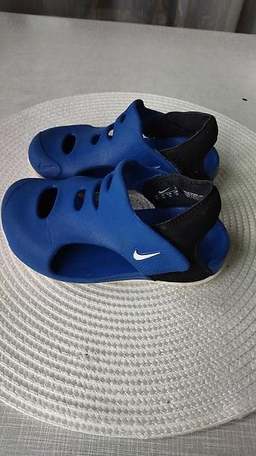 devojcica torba za olovke: Nike decije sandale. Nosene,ali u dobrom stanju. Velicina — 3