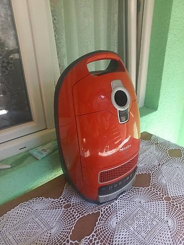 aparati na kapsule: Miele S8330 usisivač sa kesom, narandžaste boje. Ključne — 3