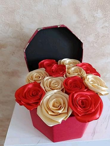 jastuci za ugaonu garnituru: Cvjetna kutija sa ružama od satenskih traka - Elegantna heksagonalna — 2