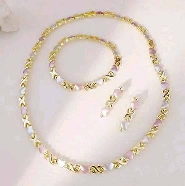 massimo dutti nakit: Ogrlica + narukvica + minđuše
Cena:2600 din 
Dobija se u kutijici
💋 — 1